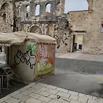 It Hostal Split